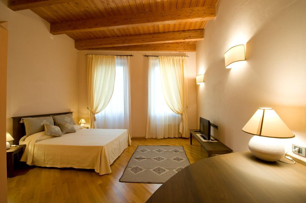 Piazza Azuni 18 Guest House Sássari Quarto foto