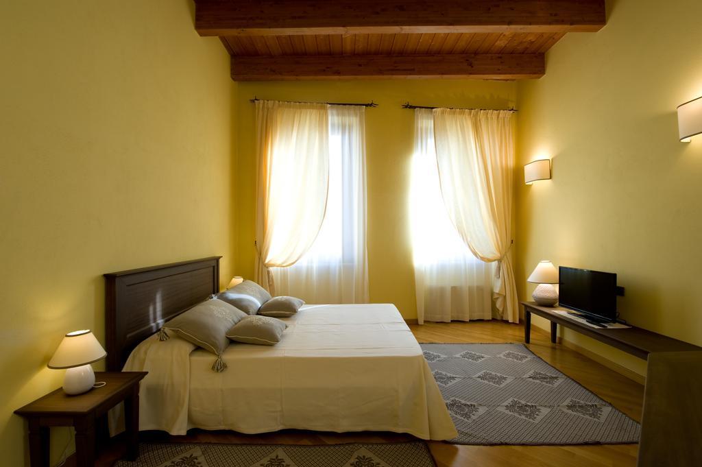 Piazza Azuni 18 Guest House Sássari Quarto foto